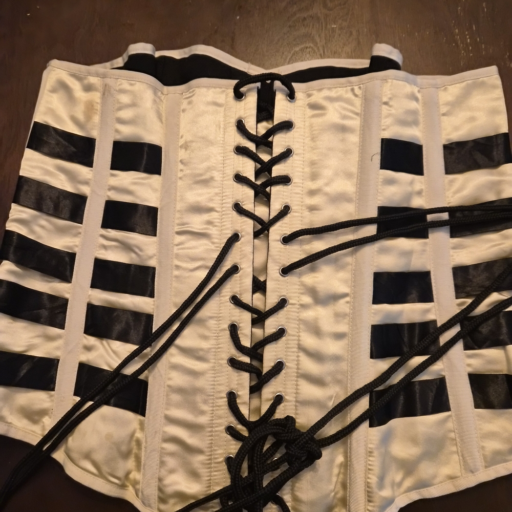 Saint & Sinners Virtue Corset - Picture 7 of 12